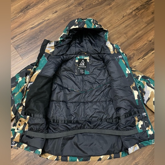 *Brand New* Boys Large Winter Jacket with Growtech - Picture 2 of 5